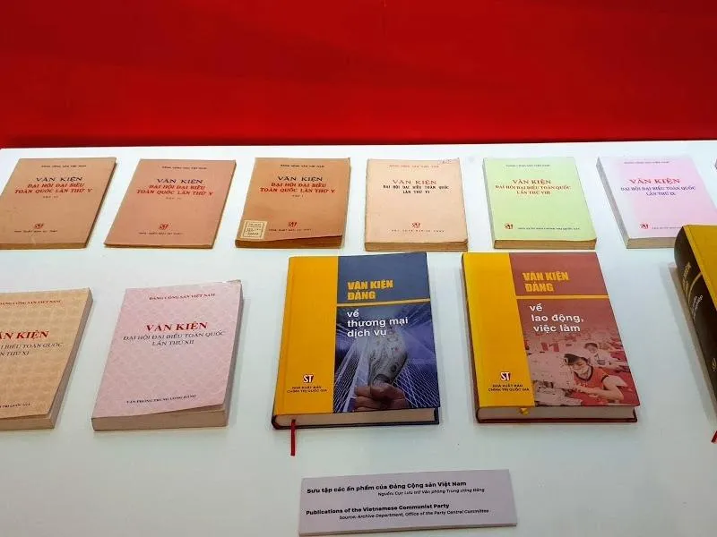 Trưng bày chuyên đề "Tự hào 90 năm Đảng Cộng sản Việt Nam - Một chặng đường vẻ vang" ảnh 4