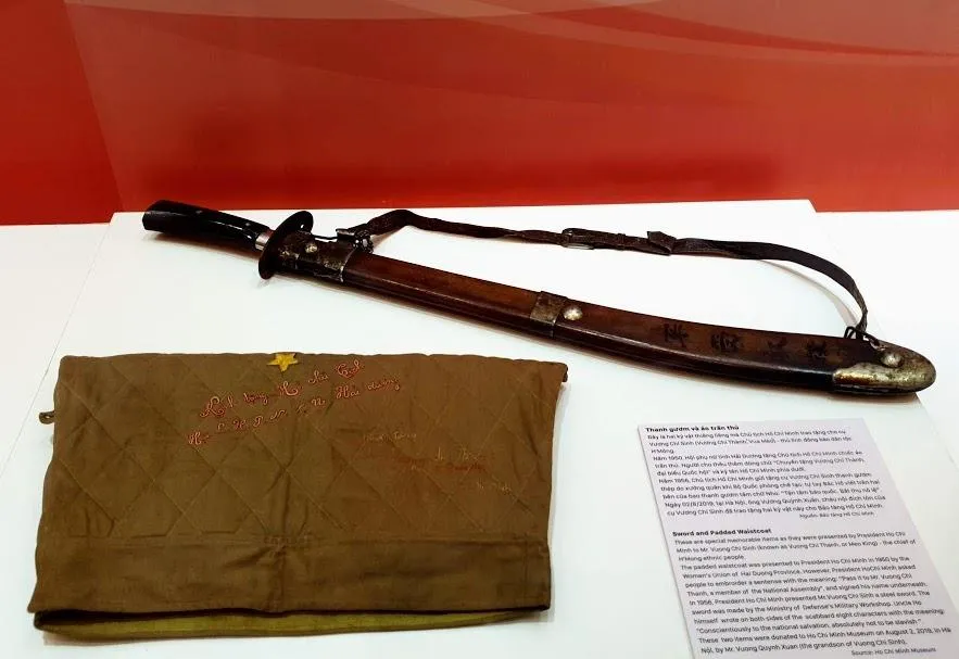 Trưng bày chuyên đề "Tự hào 90 năm Đảng Cộng sản Việt Nam - Một chặng đường vẻ vang" ảnh 2