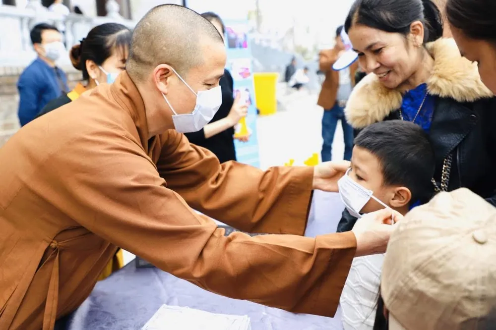 Khuyến khích người dân đeo khẩu trang khi đi lễ chùa ảnh 2