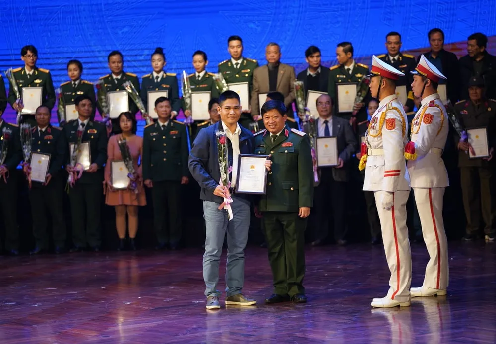Trao 194 giải thưởng văn học nghệ thuật, báo chí đề tài lực lượng vũ trang và chiến tranh cách mạng ảnh 2
