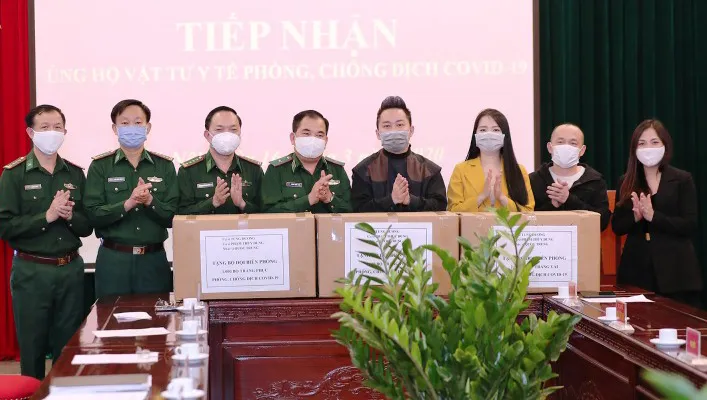 3.000 áo bảo hộ phòng chống Covid-19 được nghệ sĩ trao tặng tới bộ đội biên phòng