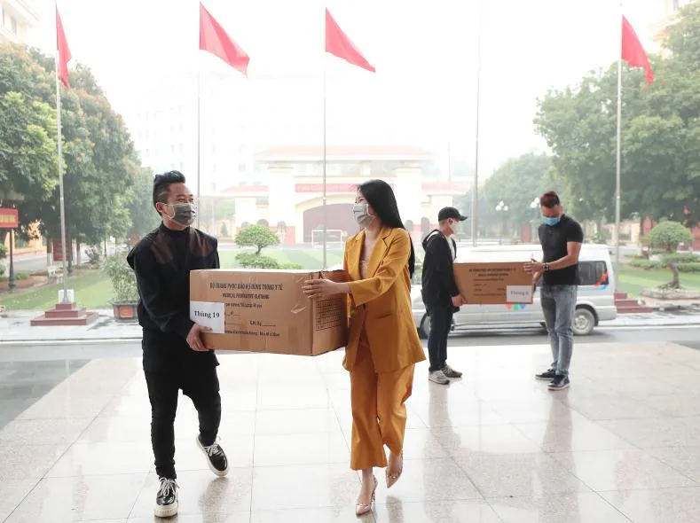 3.000 áo bảo hộ phòng chống Covid-19 được nghệ sĩ trao tặng tới bộ đội biên phòng ảnh 1