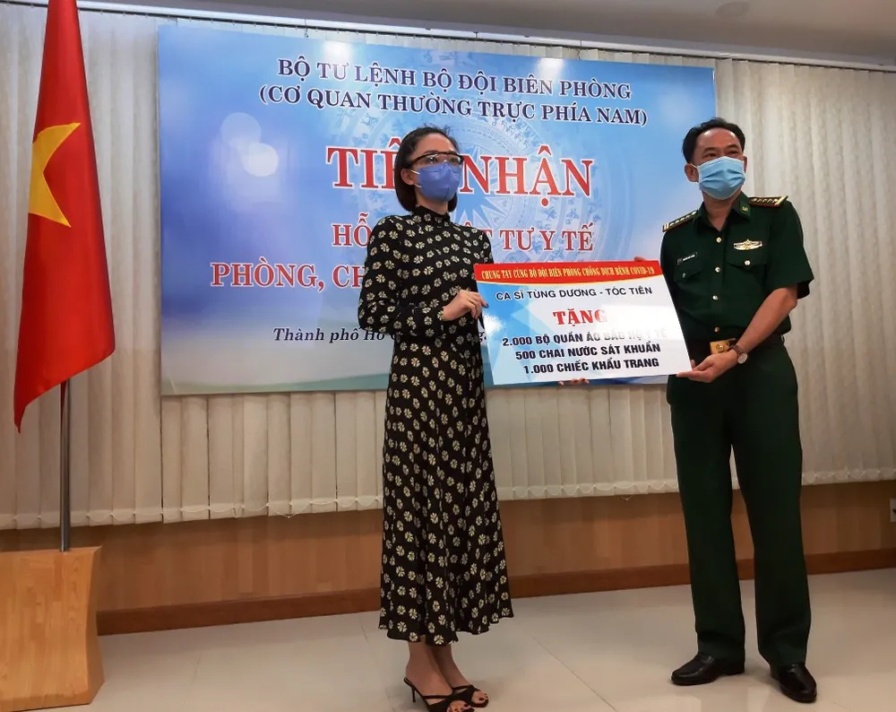3.000 áo bảo hộ phòng chống Covid-19 được nghệ sĩ trao tặng tới bộ đội biên phòng ảnh 2