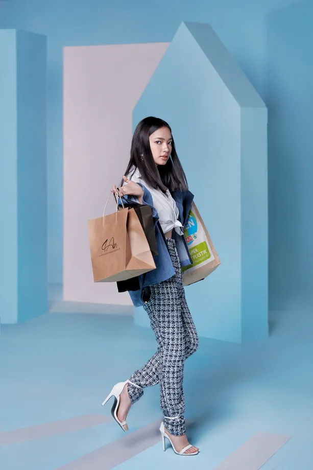 Sau 14 ngày cách ly, Châu Bùi rạng rỡ với thời trang vì môi trường ảnh 1