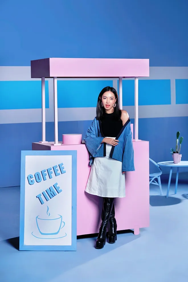 Sau 14 ngày cách ly, Châu Bùi rạng rỡ với thời trang vì môi trường ảnh 4