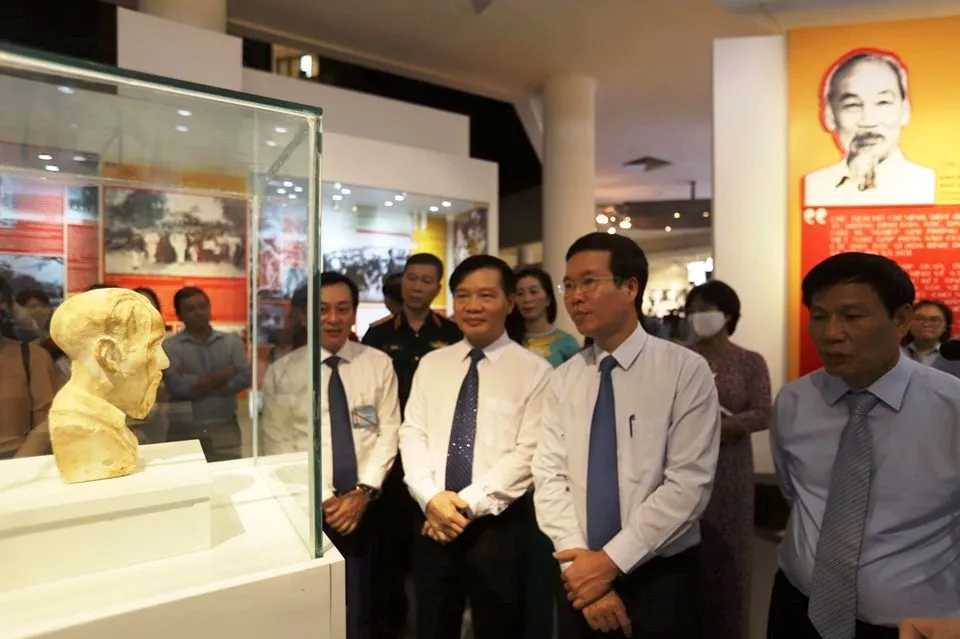 Khai mạc trưng bày chuyên đề “Hồ Chí Minh - Những nét phác họa chân dung” ảnh 1