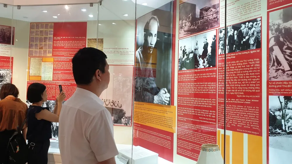 Khai mạc trưng bày chuyên đề “Hồ Chí Minh - Những nét phác họa chân dung” ảnh 3