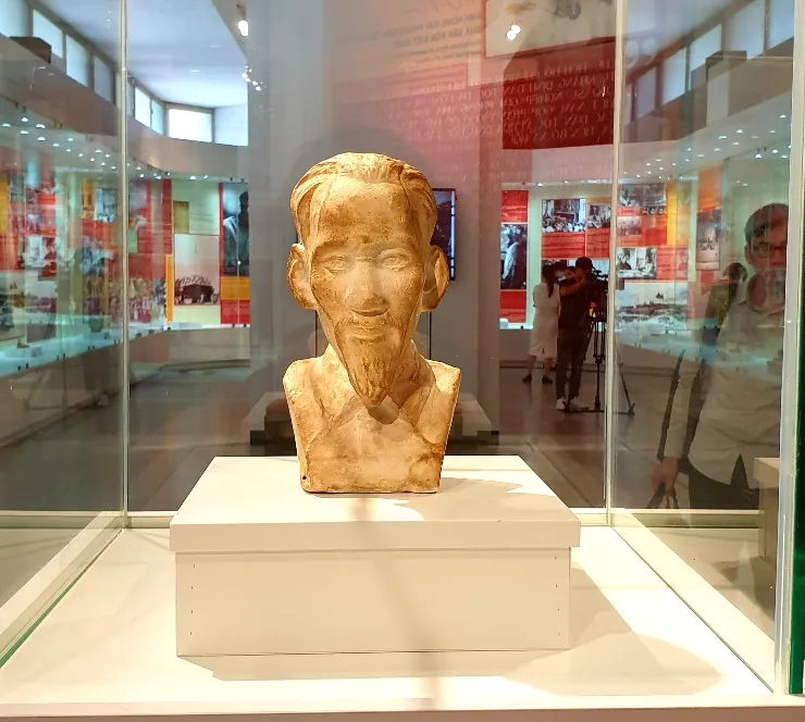 Khai mạc trưng bày chuyên đề “Hồ Chí Minh - Những nét phác họa chân dung” ảnh 2