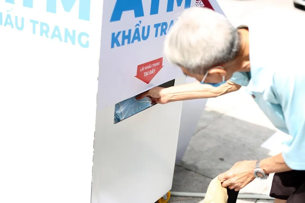 ATM khẩu trang miễn phí cho người dân Hà Nội ảnh 1