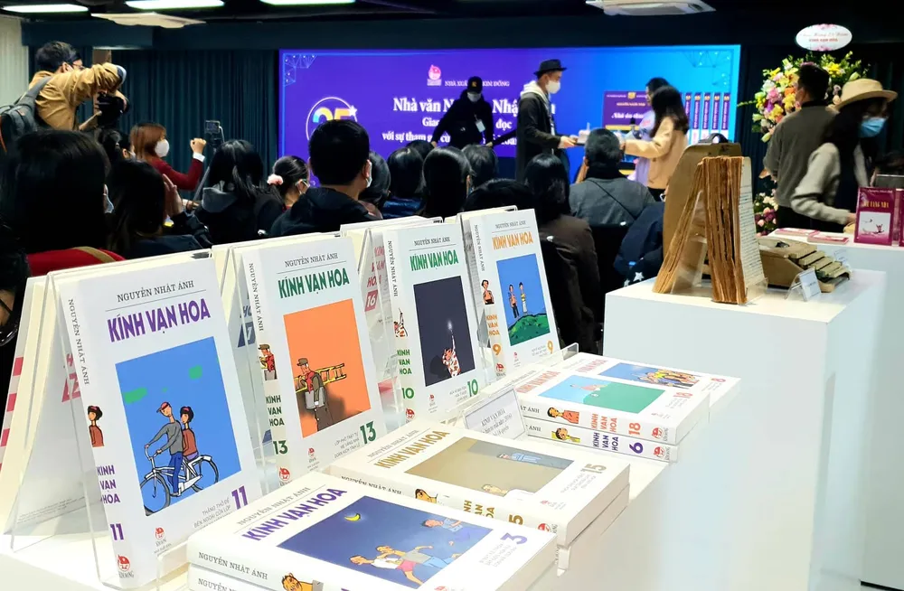 Vượt qua giá rét, rất đông độc giả trẻ đã tham dự kỷ niệm 25 năm Kính Vạn Hoa ảnh 2