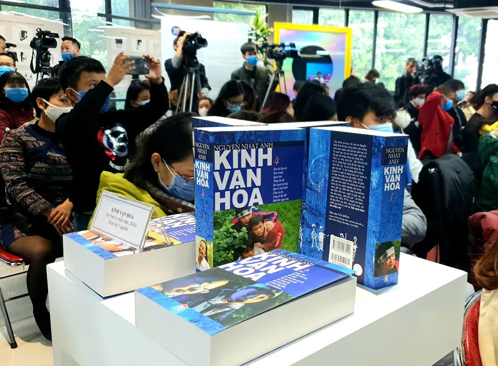 Vượt qua giá rét, rất đông độc giả trẻ đã tham dự kỷ niệm 25 năm Kính Vạn Hoa ảnh 3