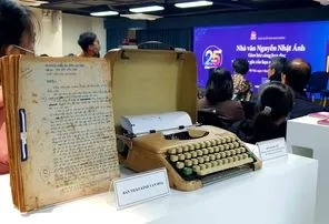 Vượt qua giá rét, rất đông độc giả trẻ đã tham dự kỷ niệm 25 năm Kính Vạn Hoa ảnh 1