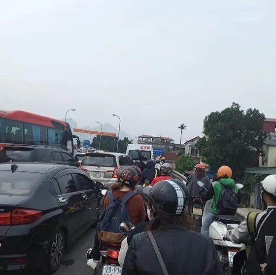 Chùa Tam Chúc ''bị bất ngờ'' do khách dồn về quá đông ảnh 2