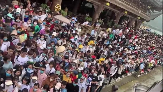 "Biển người" chen chân ở chùa Tam Chúc vào ngày 14-3