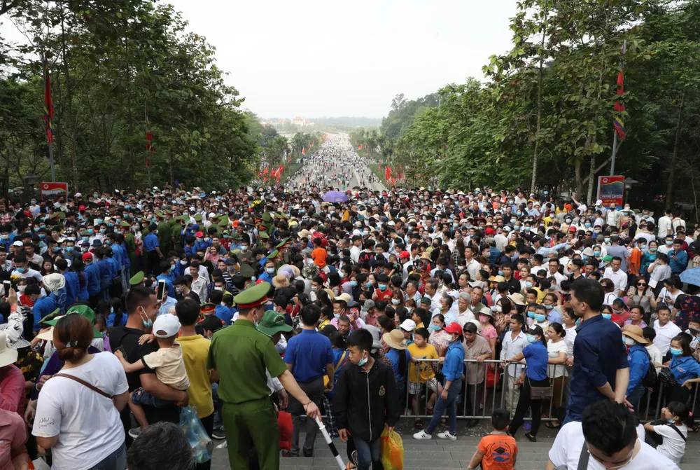 Du khách đổ về Đền Hùng - Phú Thọ gấp 5 lần dự báo  ảnh 1