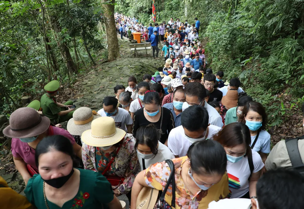 Du khách đổ về Đền Hùng - Phú Thọ gấp 5 lần dự báo  ảnh 4