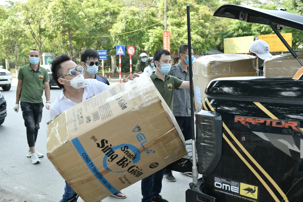 Ca sĩ Tùng Dương gửi hàng chục ngàn khẩu trang y tế và đồ bảo hộ tới Bắc Giang, Bắc Ninh ảnh 1