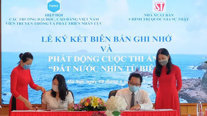 Lễ ký kết biên bản ghi nhớ hợp tác và phát động cuộc thi ảnh "Đất nước nhìn từ biển"