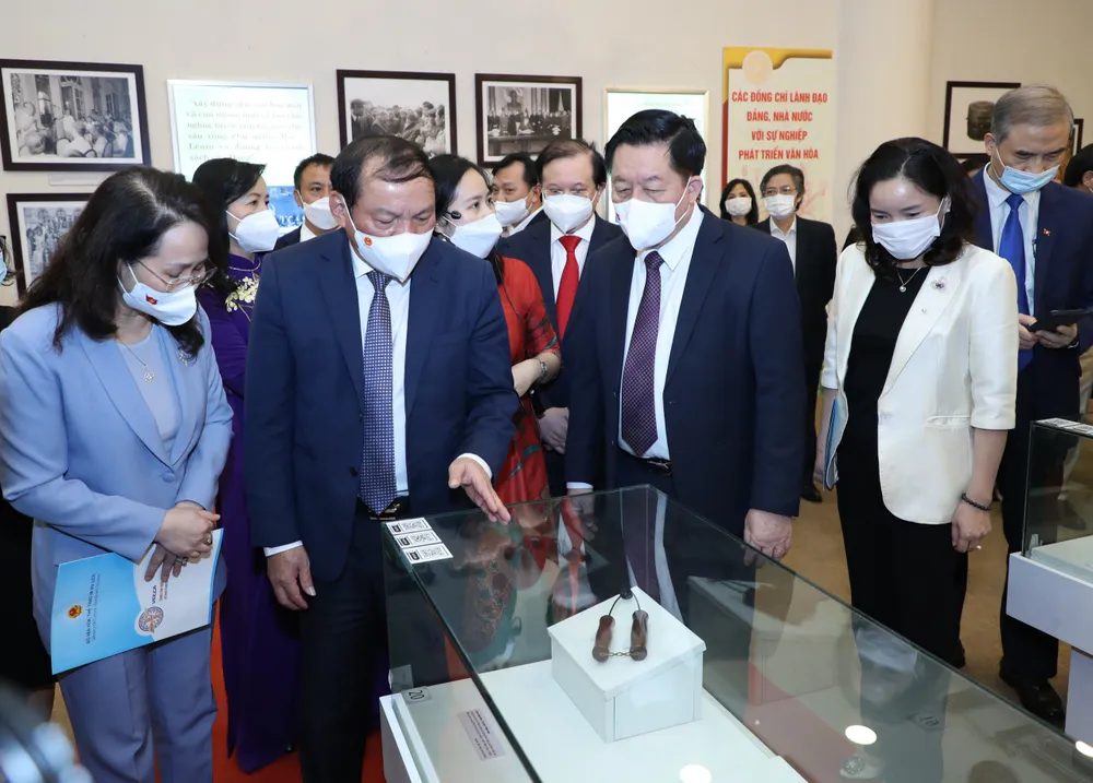 Khai mạc triển lãm “Văn hóa soi đường quốc dân đi“ ảnh 2