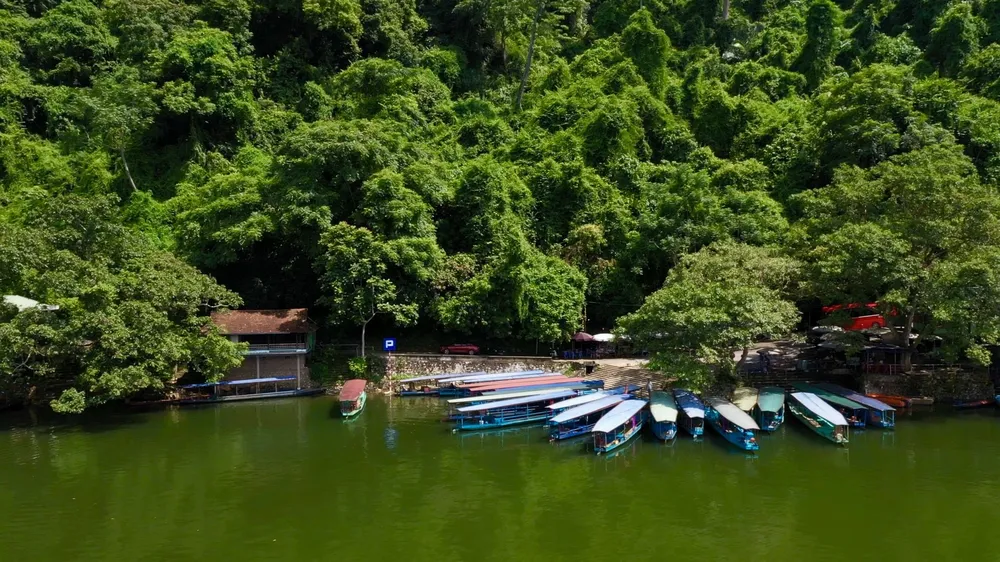 Hồ Ba Bể đón đoàn du khách nước ngoài đầu tiên ngày đầu năm mới ảnh 2