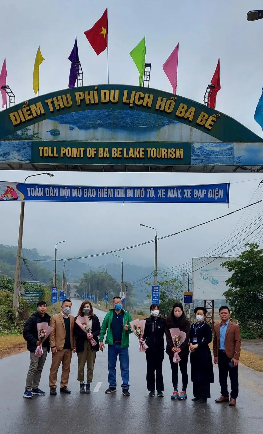 Hồ Ba Bể đón đoàn du khách nước ngoài đầu tiên ngày đầu năm mới ảnh 1