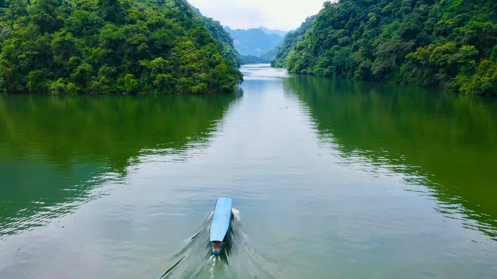 Hồ Ba Bể đón đoàn du khách nước ngoài đầu tiên ngày đầu năm mới ảnh 4