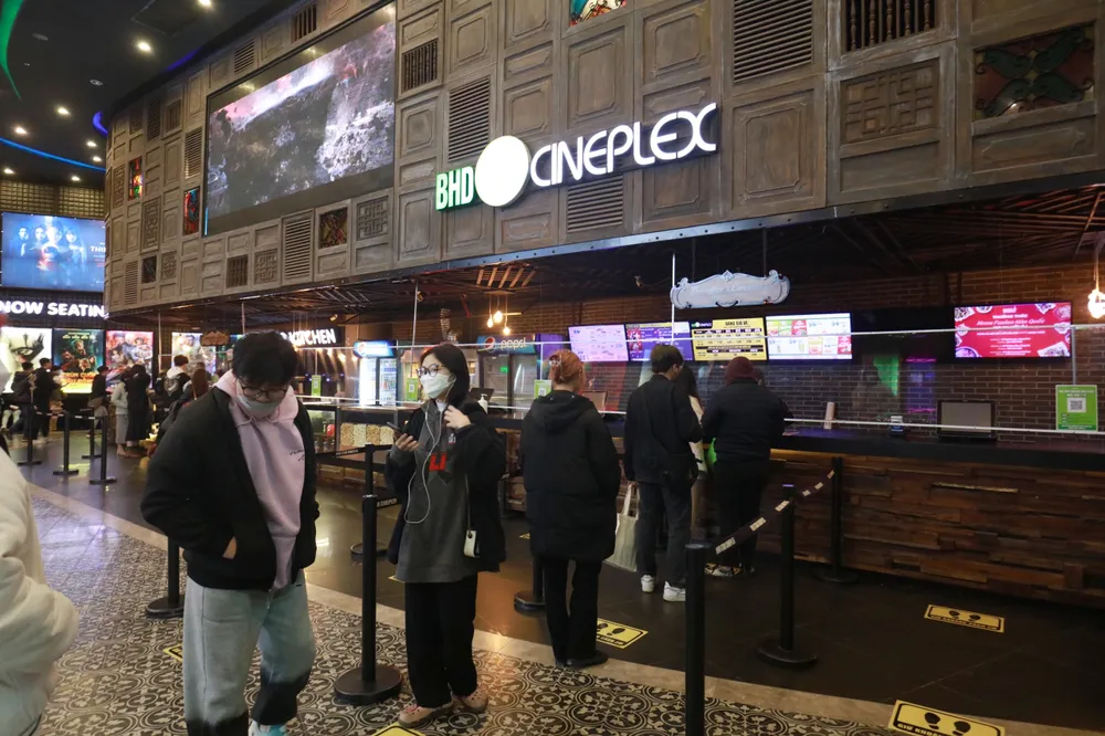 Thưa thớt khán giả trong ngày đầu rạp chiếu Hà Nội mở cửa trở lại ảnh 3