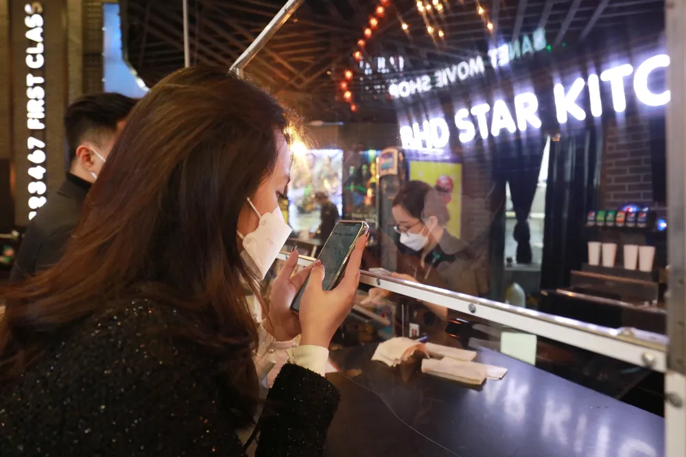 Thưa thớt khán giả trong ngày đầu rạp chiếu Hà Nội mở cửa trở lại ảnh 5