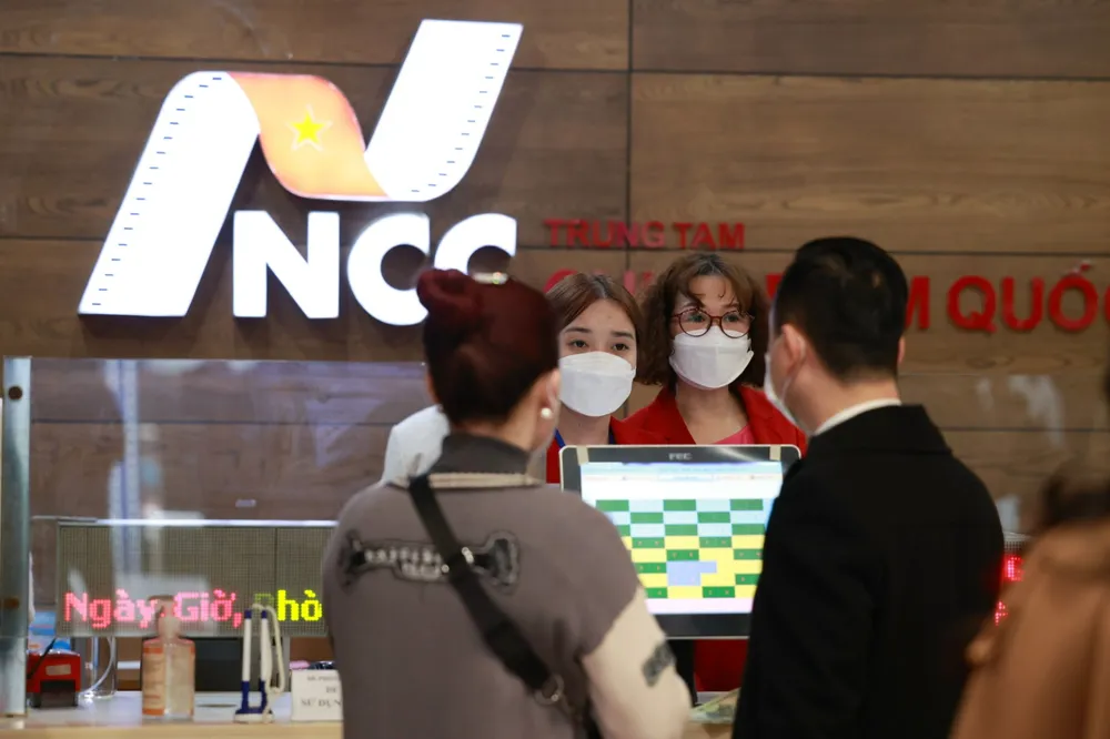 Thưa thớt khán giả trong ngày đầu rạp chiếu Hà Nội mở cửa trở lại ảnh 1