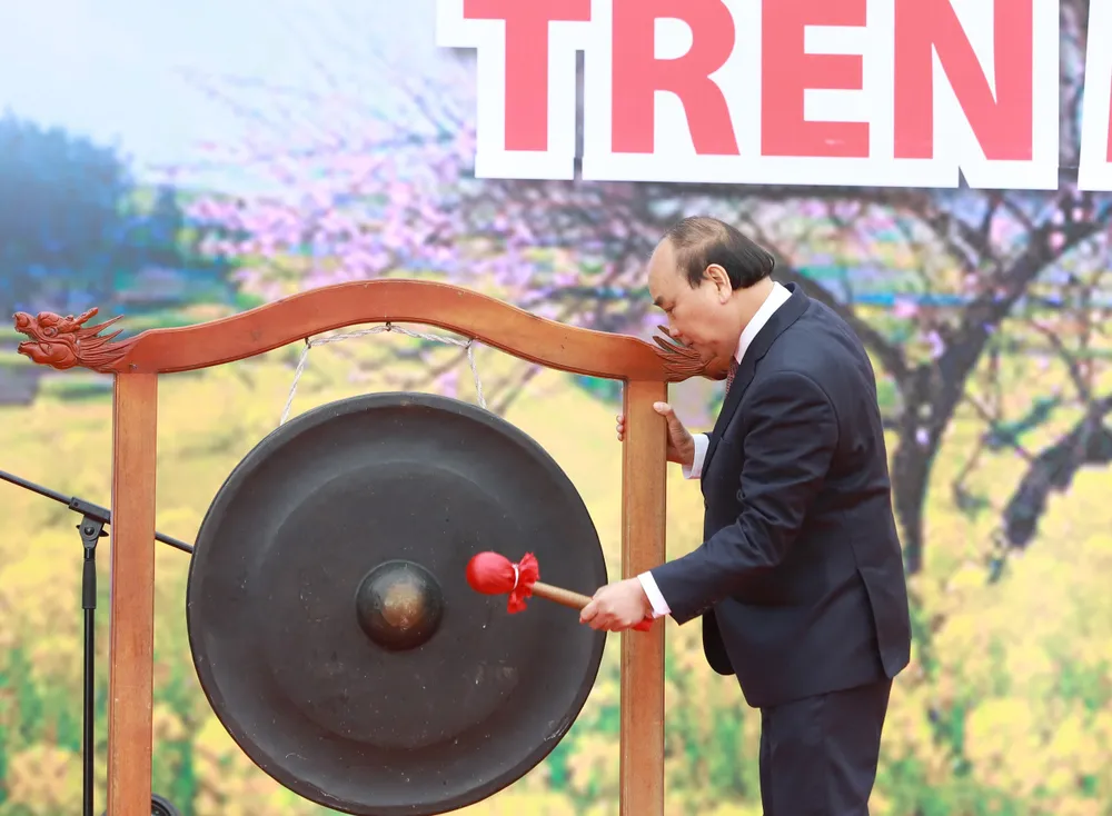 Chủ tịch nước Nguyễn Xuân Phúc tham dự Ngày hội Sắc xuân trên mọi miền Tổ quốc ảnh 4