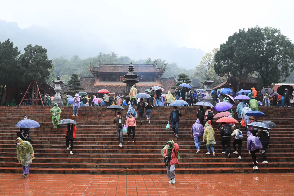 Gần 4.000 du khách trảy hội Chùa Hương trong mưa lạnh ảnh 4