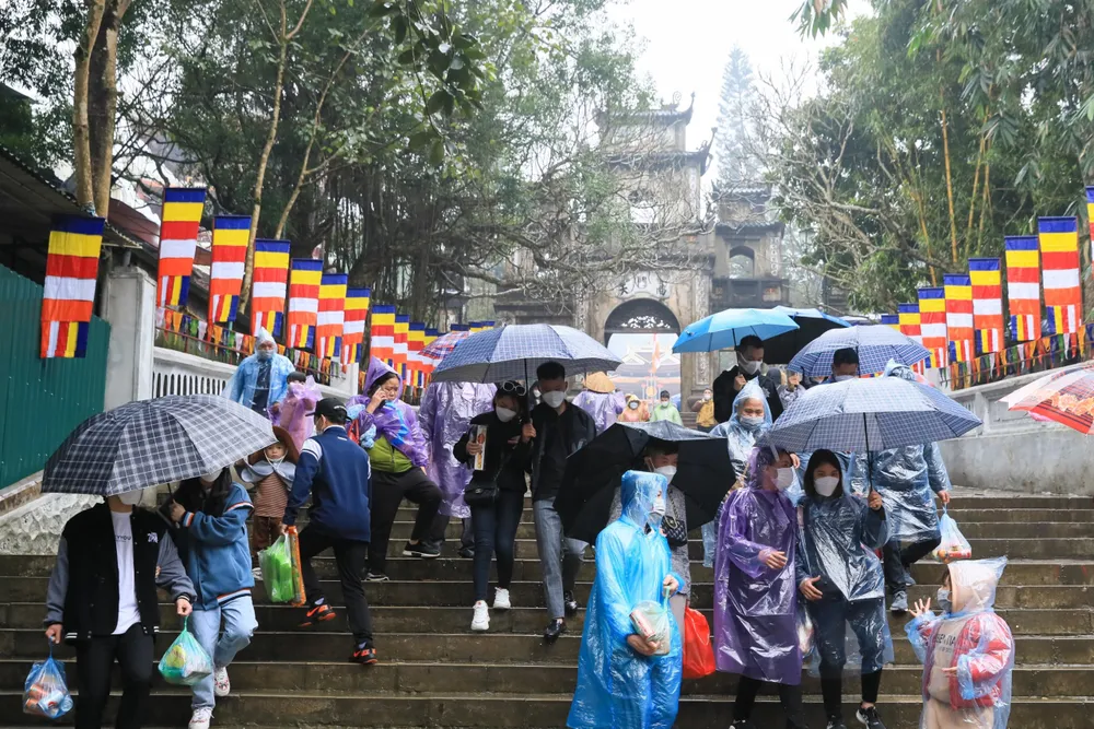 Gần 4.000 du khách trảy hội Chùa Hương trong mưa lạnh ảnh 3