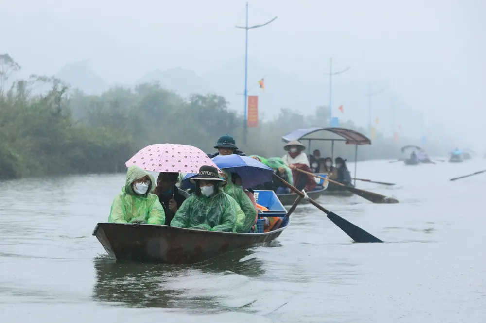 Gần 4.000 du khách trảy hội Chùa Hương trong mưa lạnh ảnh 1