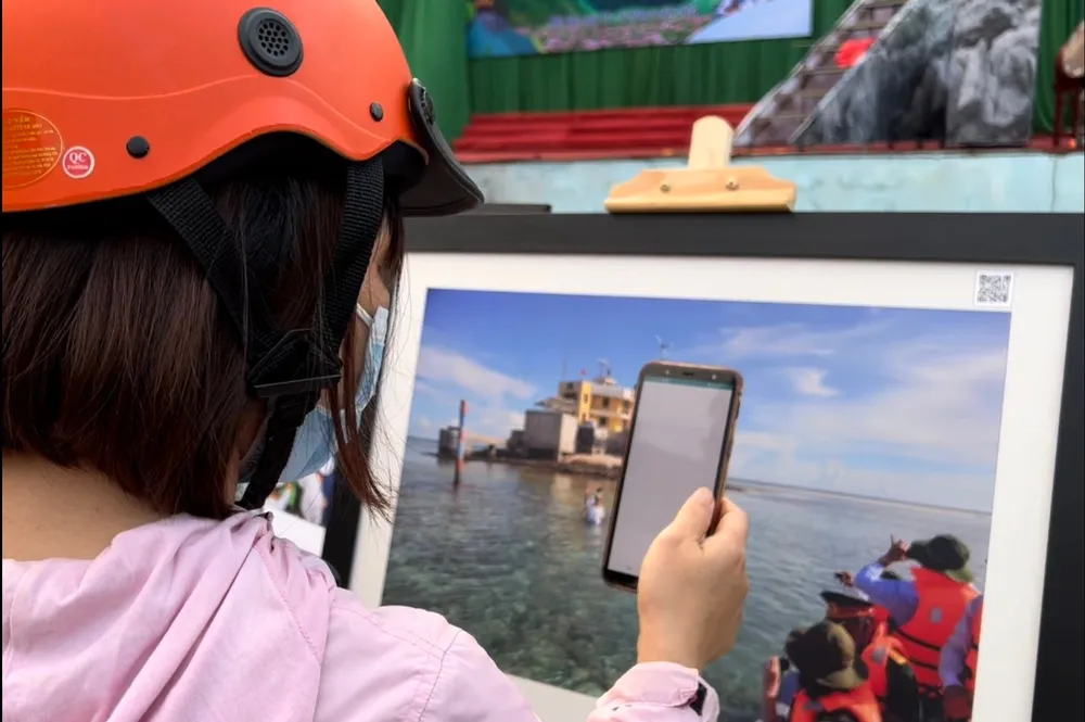 Ứng dụng công nghệ vào triển lãm ảnh biển đảo tại vùng cực Bắc ảnh 1