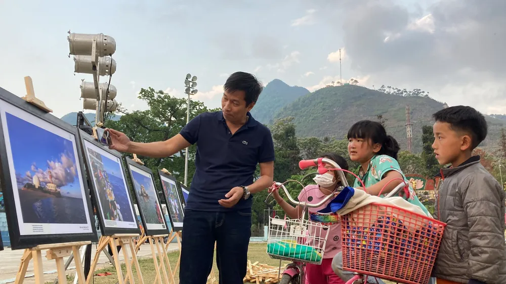 Ứng dụng công nghệ vào triển lãm ảnh biển đảo tại vùng cực Bắc ảnh 2