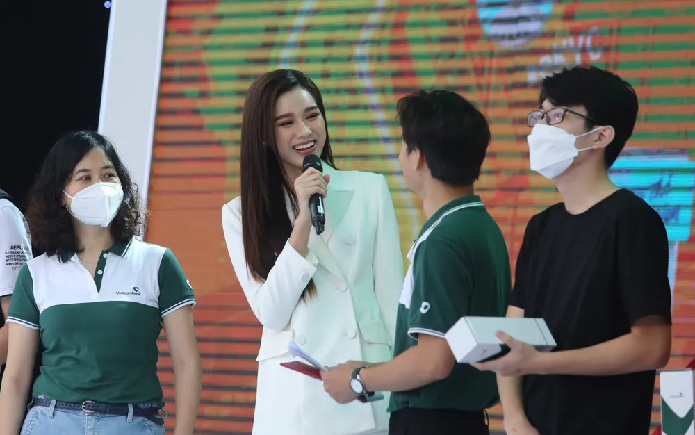 Hoa hậu Đỗ Thị Hà thừa nhận đang “nợ” 6 môn thi tại trường đại học  ảnh 1