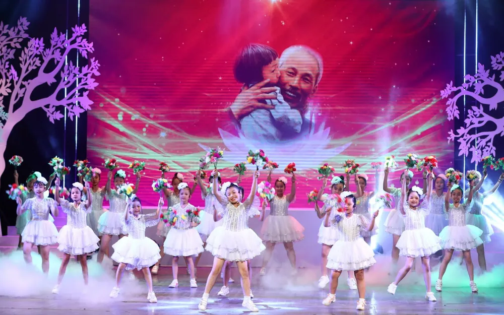 Chương trình nghệ thuật “Bác Hồ một tình yêu bao la” - tiếng hát được cất lên từ sâu thẳm con tim ảnh 1