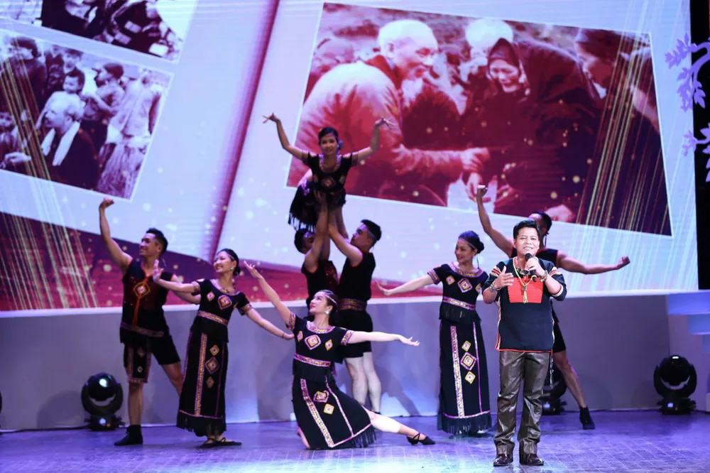 Chương trình nghệ thuật “Bác Hồ một tình yêu bao la” - tiếng hát được cất lên từ sâu thẳm con tim ảnh 4