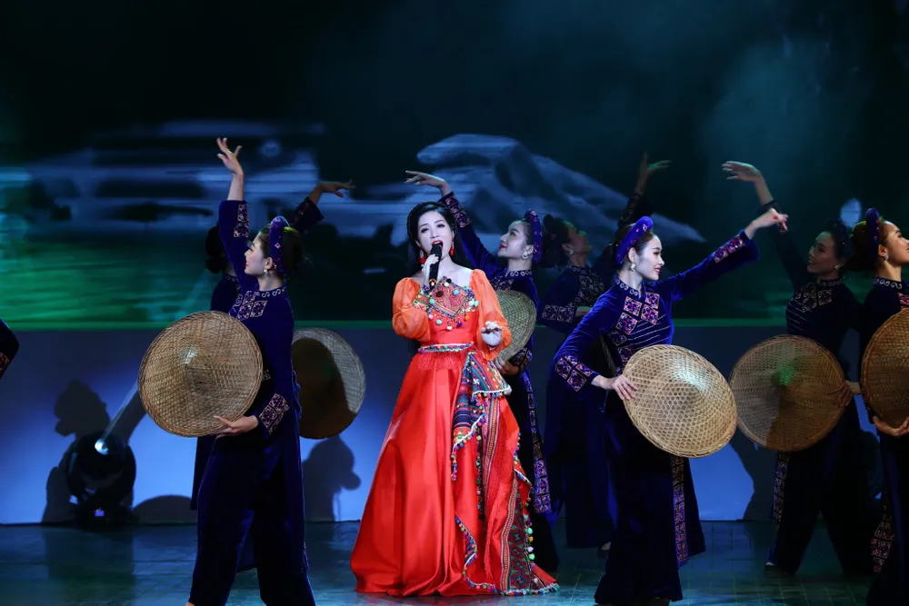 Chương trình nghệ thuật “Bác Hồ một tình yêu bao la” - tiếng hát được cất lên từ sâu thẳm con tim ảnh 2