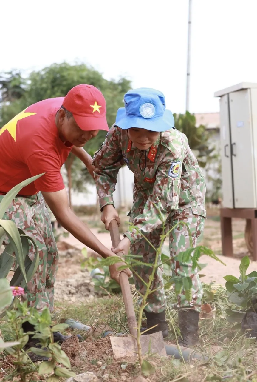 Chiến sĩ mũ nồi xanh trồng cây phủ xanh vùng đất khô cằn ở Nam Sudan  ảnh 1