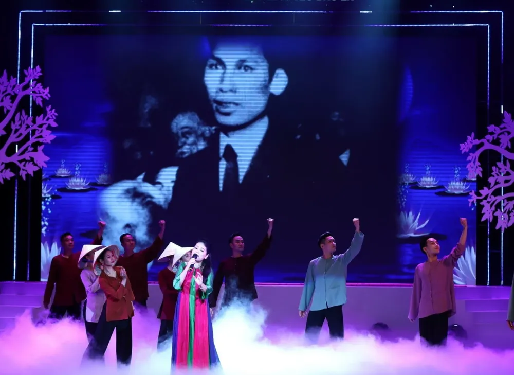 Chương trình nghệ thuật “Bác Hồ một tình yêu bao la” - tiếng hát được cất lên từ sâu thẳm con tim ảnh 3