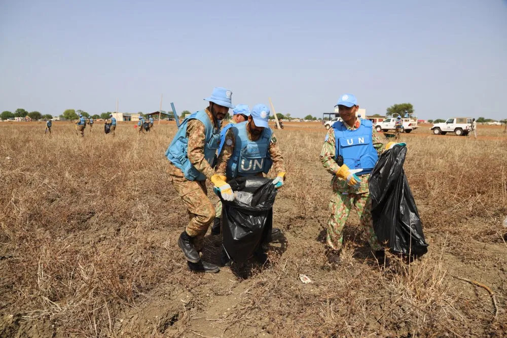 Đoàn tiền trạm Đội Công binh số 1 Việt Nam triển khai giúp đỡ người dân bản địa ảnh 1