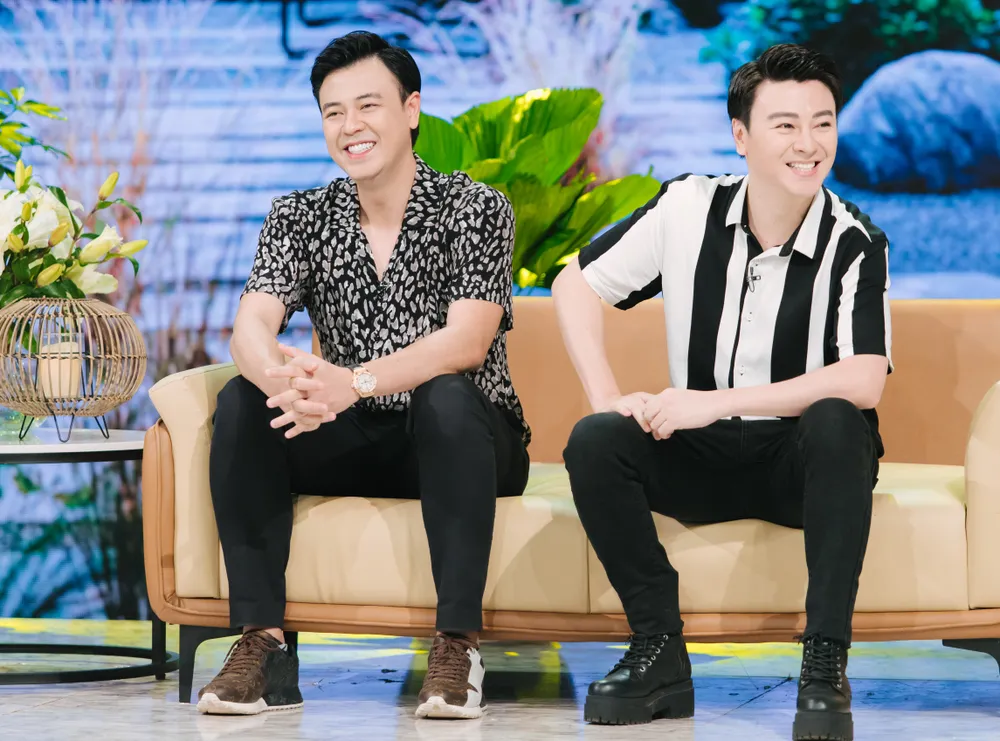 Anh em nhà MC Tuấn Tú - Phan Anh trải lòng trên sóng truyền hình ảnh 1