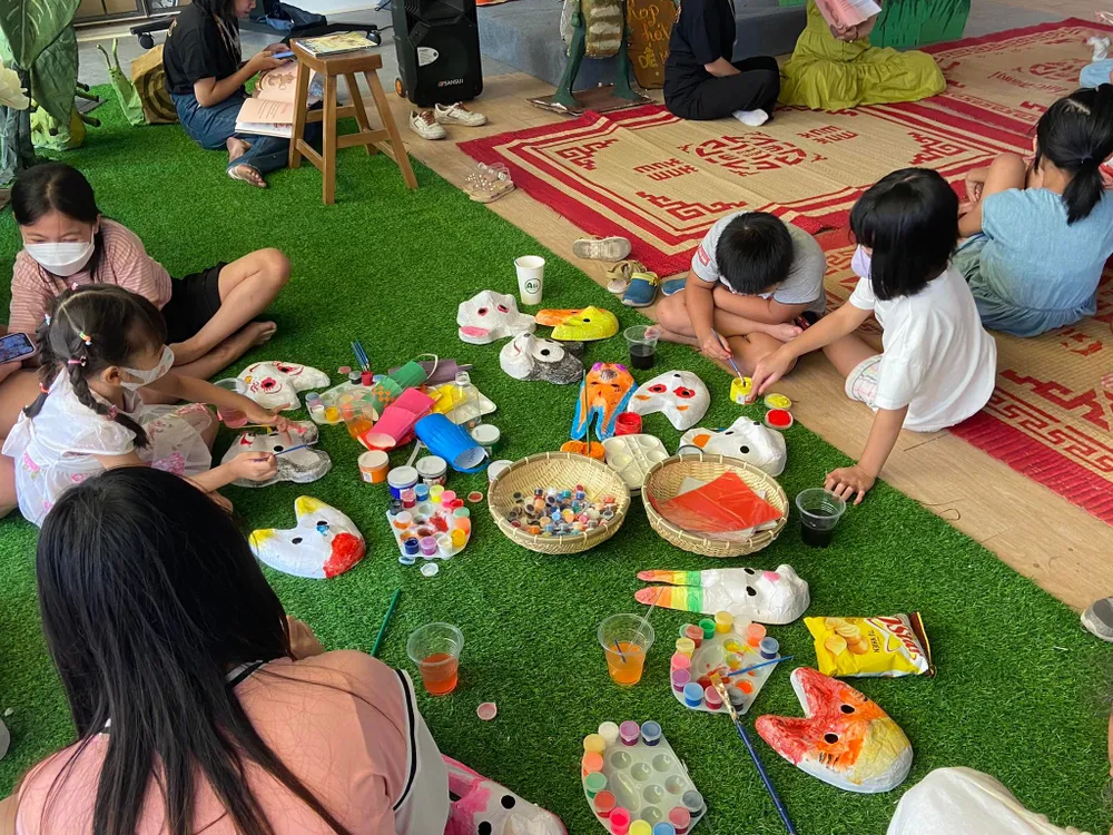 Ra mắt sách song ngữ Chuyện mùa trăng ảnh 1