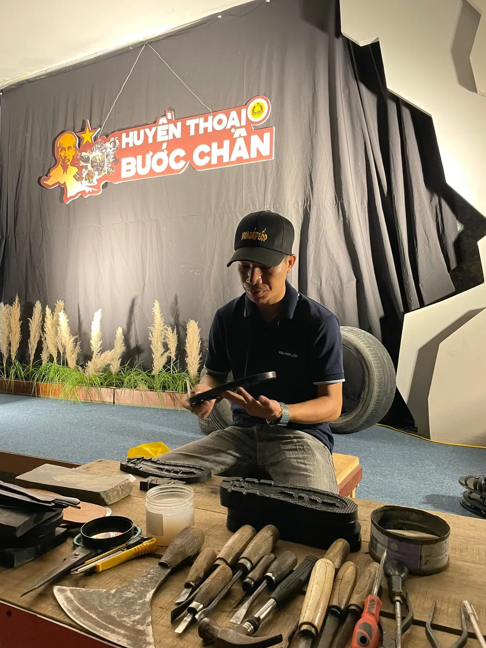 Huyền thoại bước chân - câu chuyện dép lốp Việt Nam từ quá khứ tới hiện tại ảnh 1