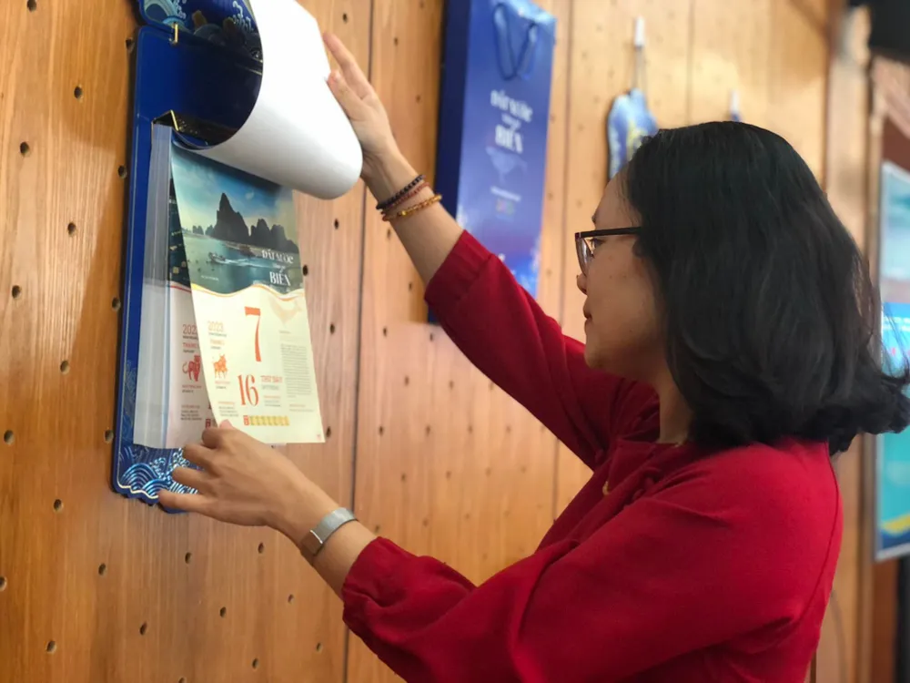 Khám phá biển Việt Nam qua bộ lịch Đất nước nhìn từ biển ảnh 1