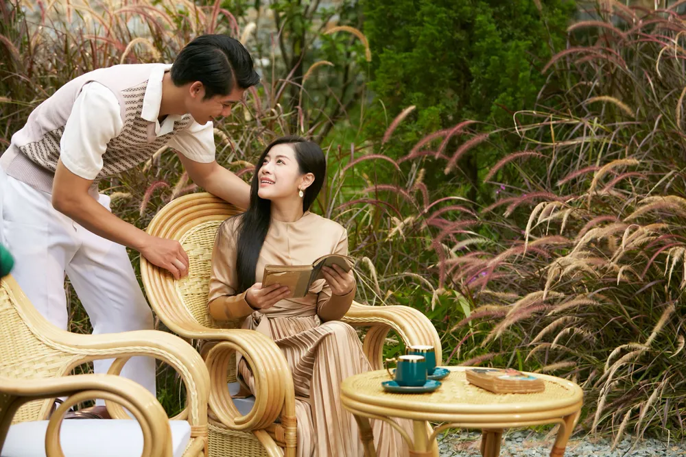 Những khung hình đậm chất "Người tình" với "Áo anh màu nắng" ảnh 3