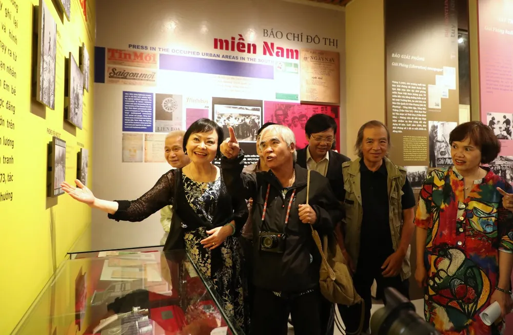 Nick Út và “Em bé Napalm” gặp gỡ sau 50 năm tại Hà Nội ảnh 1