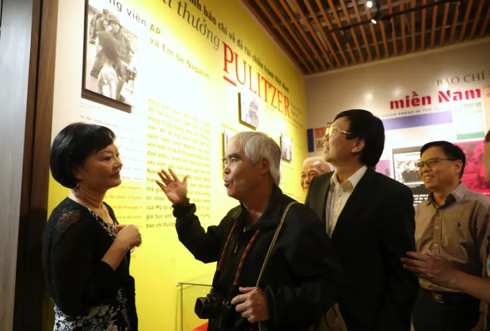 Nick Út và “Em bé Napalm” gặp gỡ sau 50 năm tại Hà Nội ảnh 2