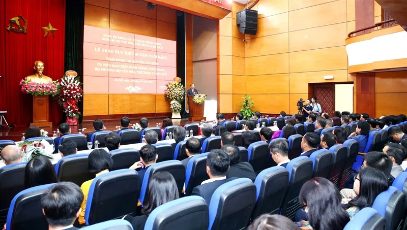 Bộ trưởng Bộ VH-TT-DL Nguyễn Văn Hùng nhận Huy hiệu 40 năm tuổi Đảng ảnh 3